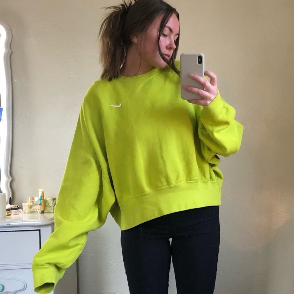 Oversized Nike Crewneck, Mid-Length